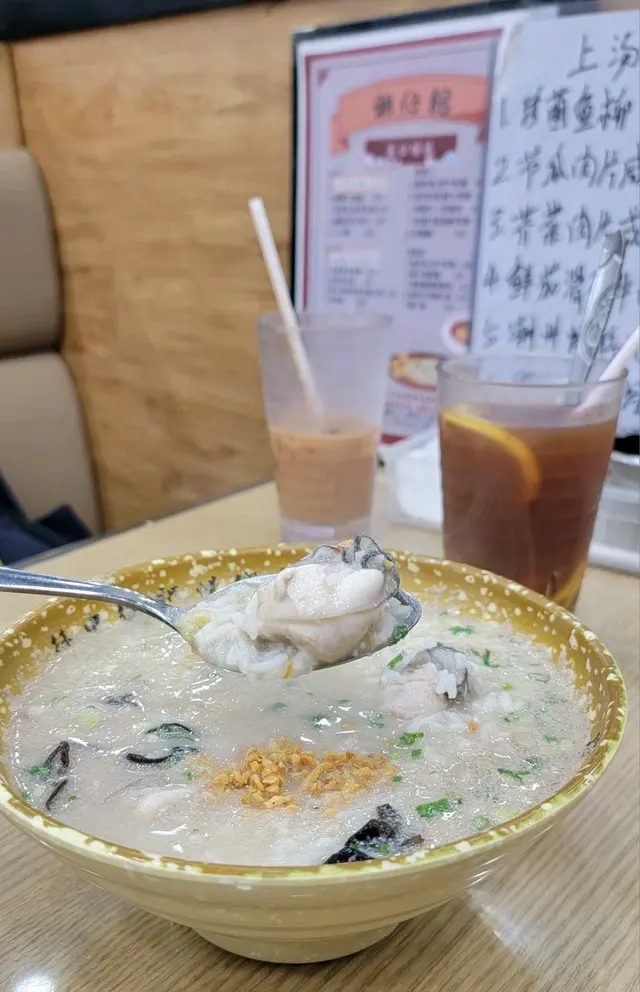 蠔仔粒粒又大又飽滿，湯底香濃鮮甜，香蔥份量多很加分，另有木耳作配料，十分推薦！