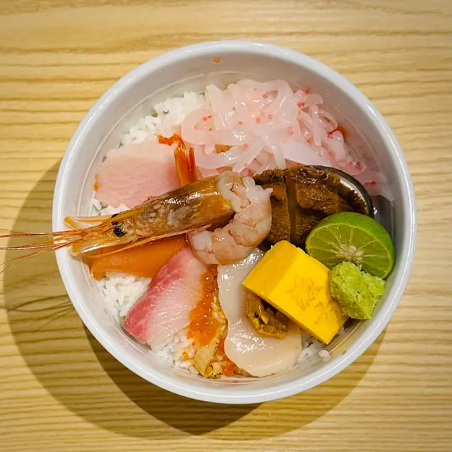 三文魚·油甘魚·磯煮鮑魚·海膽·產地直送鮮魚·三文魚籽·櫻花魷魚·赤蝦·左口魚邊·帆立貝·蟹籽·玉子燒