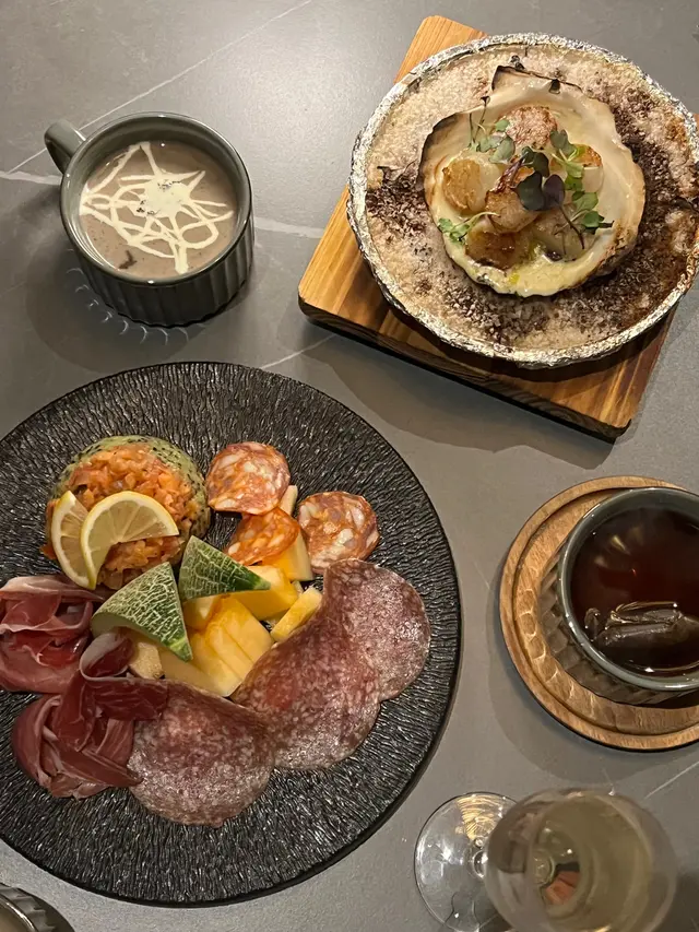 煙三文魚他他配牛油果藜麥沙律及 西班牙火腿肉拼盤