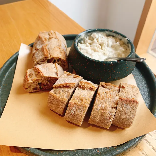 黑松露蟹肉沾醬配吐司