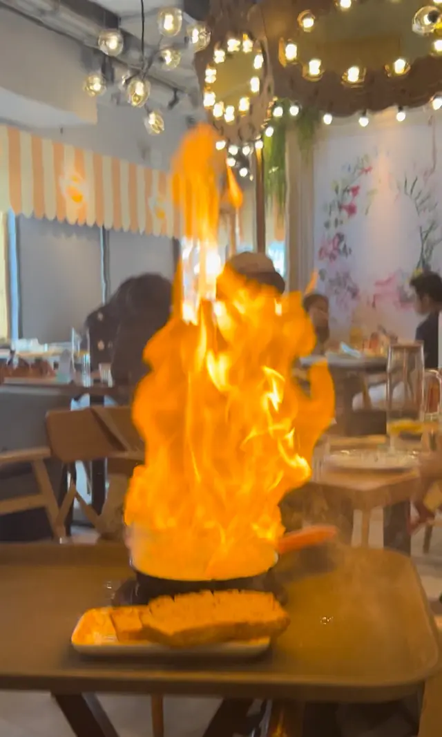 火焰芝士配蒜蓉意大利包