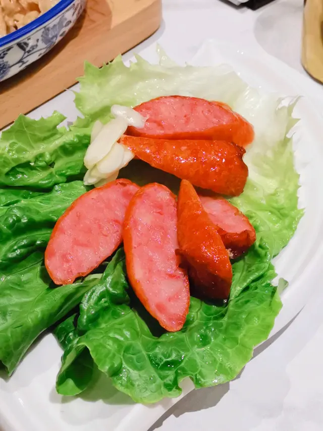 第一次見到有人可以將台灣腸整到好似午餐肉一樣
一D咬口都冇，連蒜片都冇蒜片，好犀利！