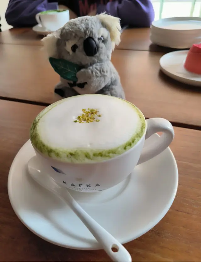 食咗Mousse Cake過後.再次品嚐這杯拿鐵嘅時候.依家至發覺開心果嘅味道依家才出嚟.好香開心果嘅味都好濃.好似食緊開心果.口腔內散發出開心果味道.咖啡比較淡少少.這是對的.如果咖啡味重嘅話.就會搶走哂開心果嘅味!👍😋😋😋