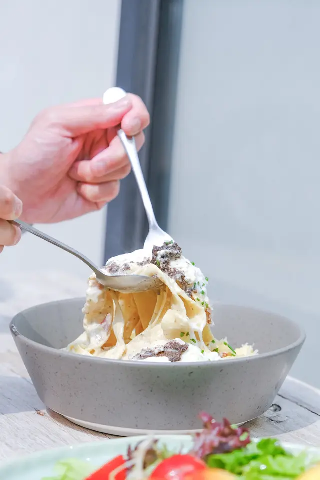 黑松露卡邦尼波浪闊麵