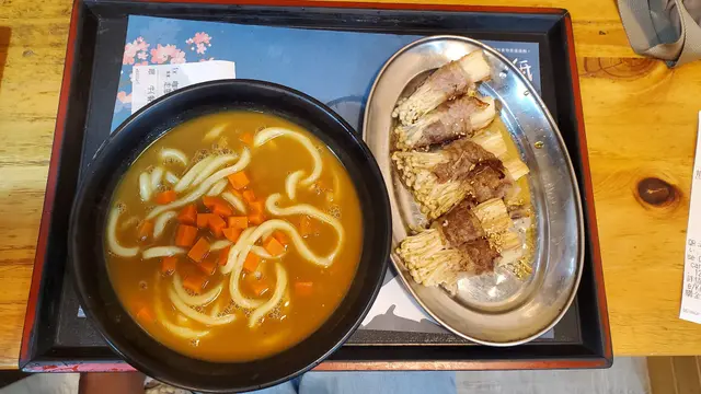 咖哩湯汁好香濃唔辣，同烏冬麵融合得好好，而金菇肥牛卷烤得香口，牛肉汁滲進金菇裏面，味道好濃郁。
