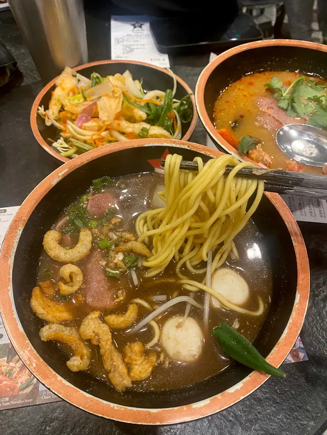 就是肉稍微沒有那麼嫩，但湯汁很好喝一定要搭配黃麵