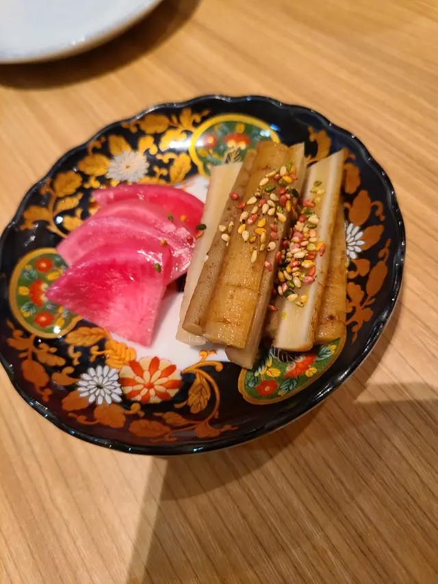 前菜： 紅蘿蔔及牛蒡，顏色鮮豔，開胃