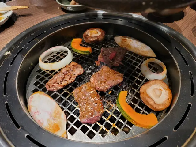 燒肉汁盛( 特上牛胸腹肉、 黑毛和牛精選兩款、 牛板腱肉和野菜)