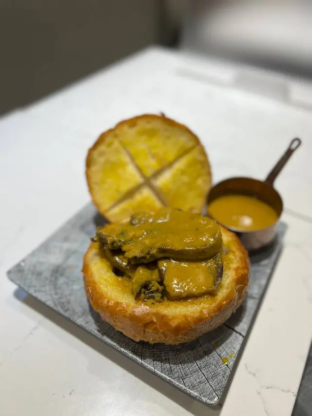 焗農夫咖喱包配咖喱牛脷