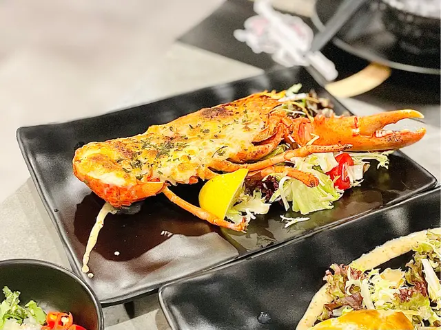 喺未正式食火鍋之前第一步曲就係先揀一道頭盤,🦞用龍蝦做頭盤,的確夠晒奢侈。🦞燒烤味十足嘅龍蝦配埋芝士絕對係經典嘅配搭