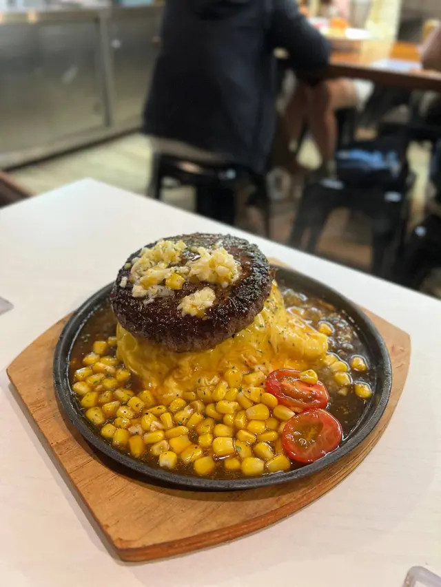 熟成牛扒漢堡滑蛋蓋鐵板拌飯