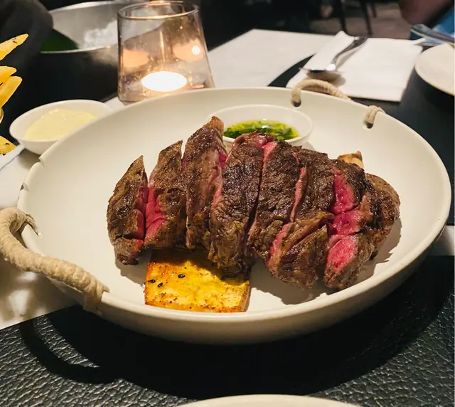 五成熟嘅牛扒，煎得完美地好食，連佢墊底果一塊辣甜薯都好好食