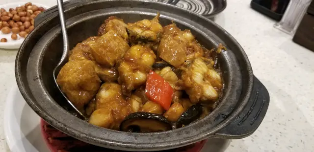 白鱔份量超多,食極都有,肉質彈牙,煲仔上熱辣辣超惹味,正!