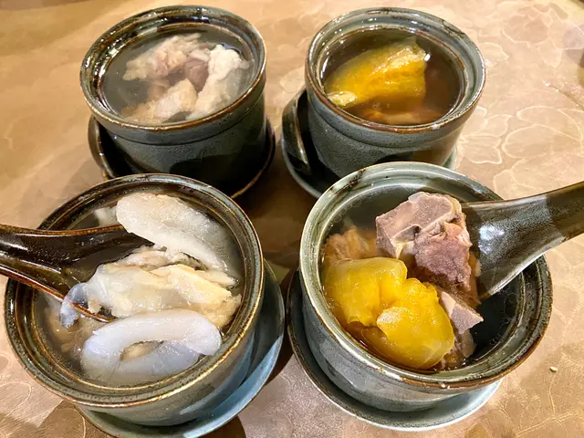 原盅燉黑木瓜螺頭黑毛豚肉湯、原盅燉川貝陳皮海底椰鰐魚肉湯