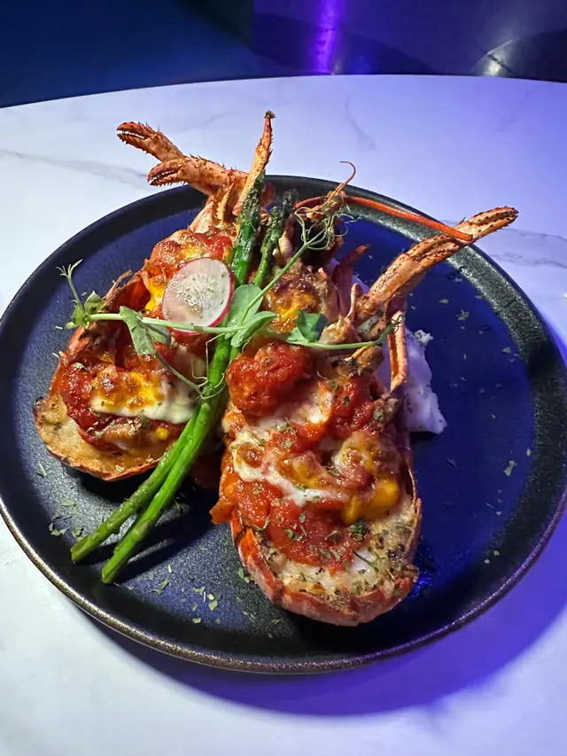 意式芝士焗原隻龍蝦 伴薯蓉露筍