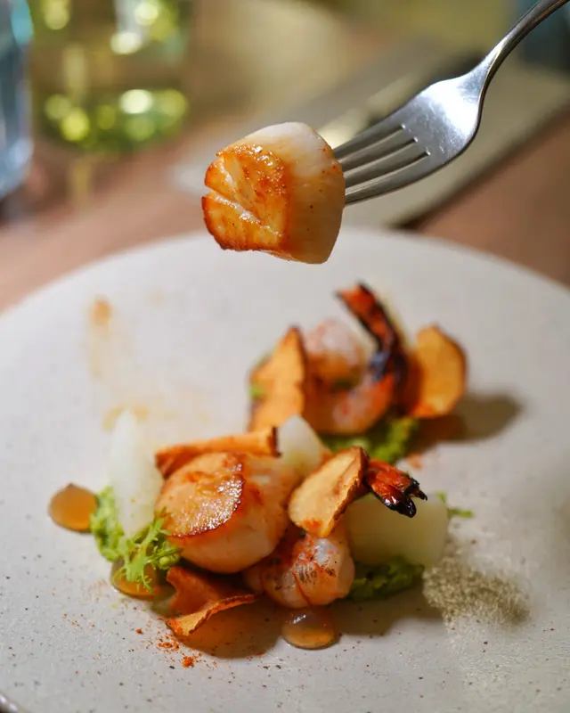 北海道帶子、虎蝦、碗豆、朝鮮薊脆片、麥牙醋