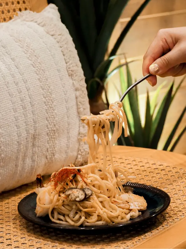 剛上菜已經被它陣陣的蒜香味給吸引到了 扁意粉的硬度適中 蒜香味道很重 另外加了其他的配菜 雜菌跟洋蔥碎跟幾隻大蝦 雖然是乾炒 但不會太油膩