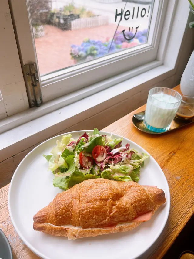 火腿芝士牛角酥配沙律菜