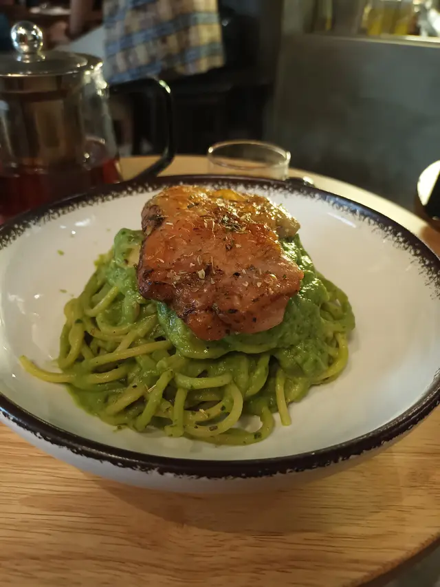 煮香草雞扒牛油果醬意粉