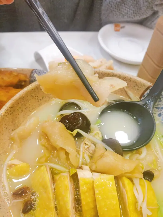 濃湯花膠雞湯配淮山麵 