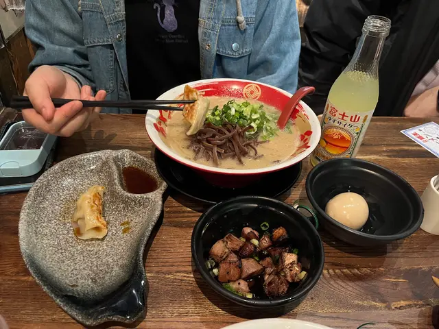 拉麵、燒叉燒、流心蛋、餃子