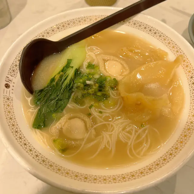 鮑魚花膠燉雞湯麵線