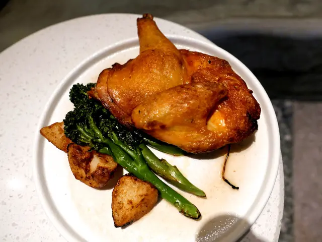 慢燒威士忌保濕三黃雞配燒新薯及西蘭花苗