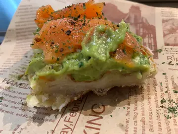 烟三文鱼牛油果酱牛角包窝夫