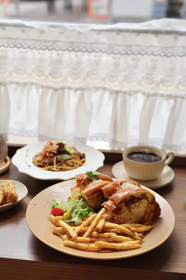 龍蝦碎蛋包 配 脆炸薯條