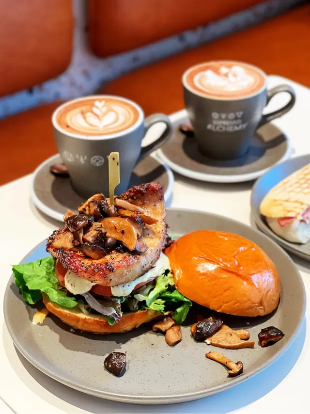 雜菌豬頸肉漢堡配芥末籽醬