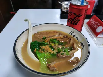 下午茶餐～牛沙瓜幼麵跟可口可樂