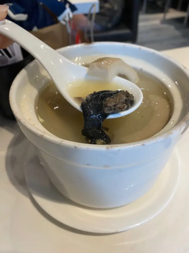 一飲落去就有大陣好甜既椰子味,椰肉的香氣令湯底既味道更加鮮美香甜。湯渣都唔少,烏雞雖然唔算係肉質鮮嫩,但勝在好有雞味,又冇咩肥膏。好飲仲要係咁有營養既湯品,超讚啦!