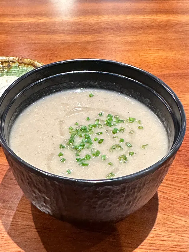 今日Lunch  set  可以配沙律或者兩款湯，蘑菇香味很濃郁