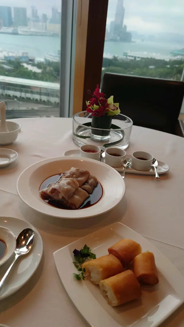 
春卷，梅菜叉燒腸粉