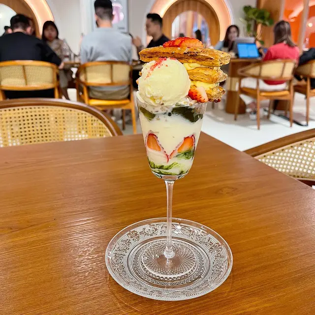 士多啤梨拿破崙抹茶芭菲