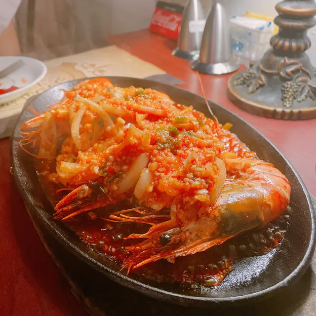 認真嗰句別嗌嘅大蝦🍤開蒜香味勁濃!鐵板熱辣辣上枱嘅時候已經好香!大蝦非常之新鮮,肉質非常之後厚實!唔係講笑,真係一定一定要食!