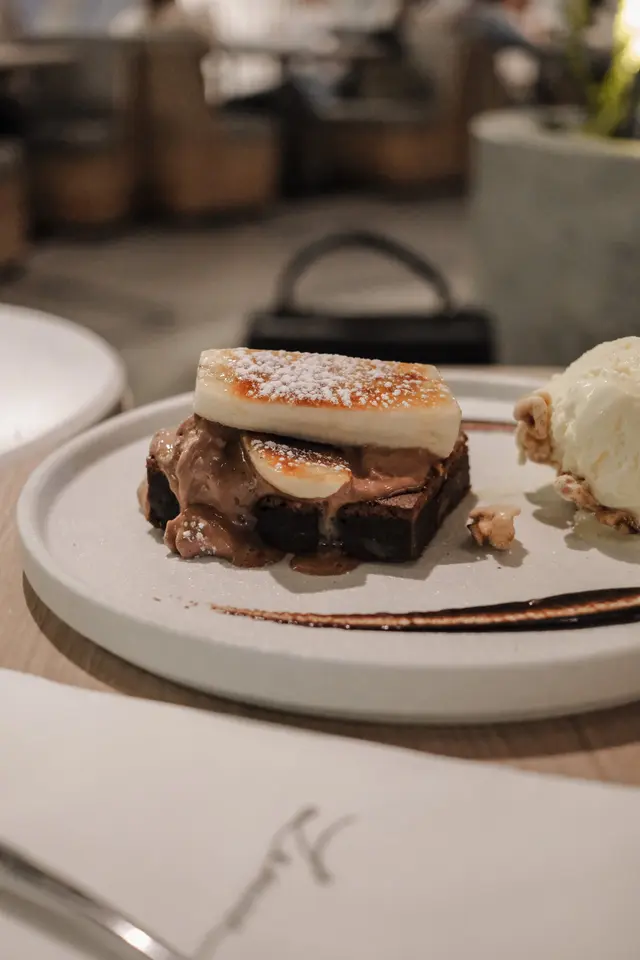 焦糖香蕉合桃朱古力布朗尼 配雲呢拿雪糕