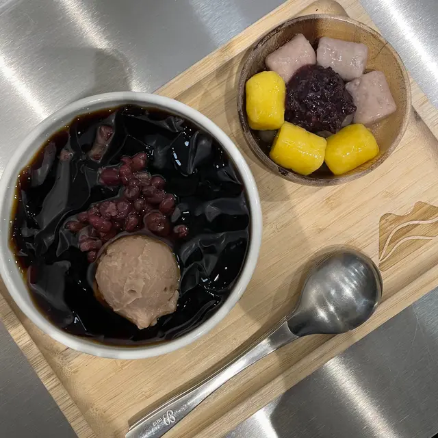 芋泥嫩仙草盛盤