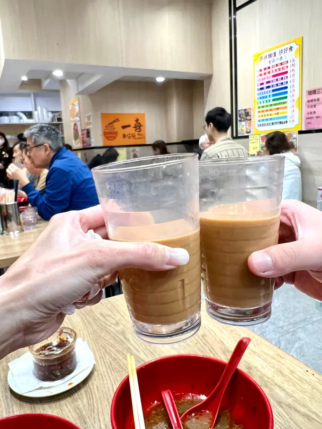一喜不計成本,用靚茶靚咖啡沖出嚟嘅鴛鴦特別滑💯大家叫嘅時候記得叫凍但係走冰,或者熱飲,因為加咗冰佢個茶同咖啡嘅份量控制會冇咁完美😋