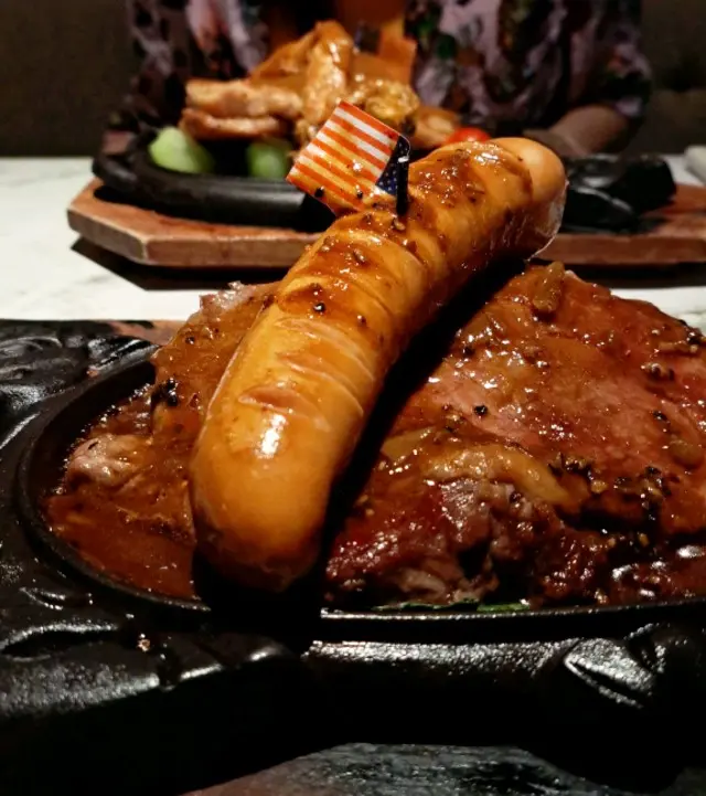 鐵板肉眼牛扒拼珍寶腸