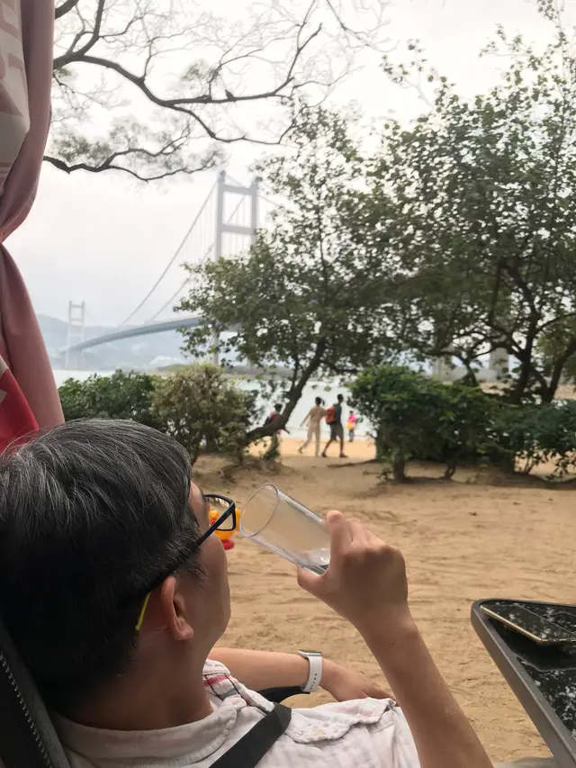 坐戶外望海賞橋，夠  hea