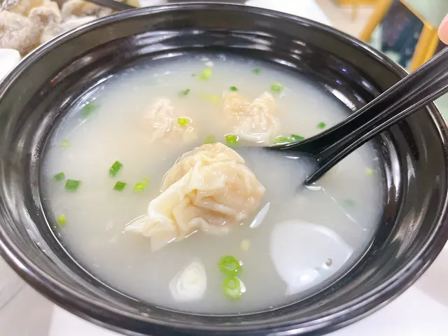 雲吞餡料味道一般,而且上菜時熱度不足,估計是上菜時才把放涼了的雲吞立時放湯而導致的。湯頭味道一般,有明顯的味精咸味。