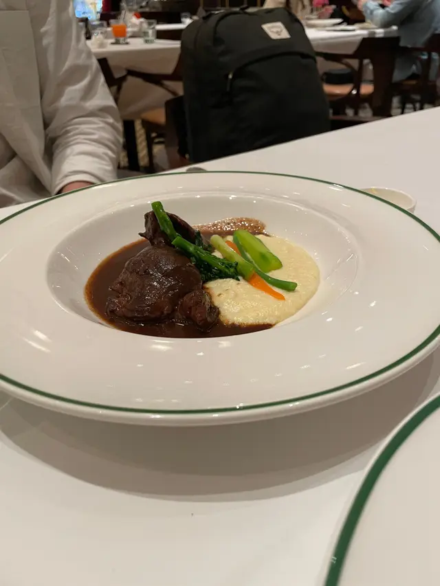 紅酒燉煮豬面頰肉伴奶油玉米糊