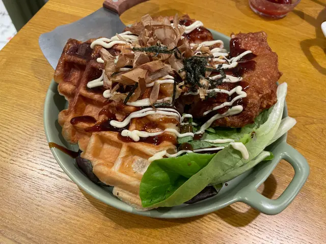 大阪燒香酥雞扒配牛角包窩夫