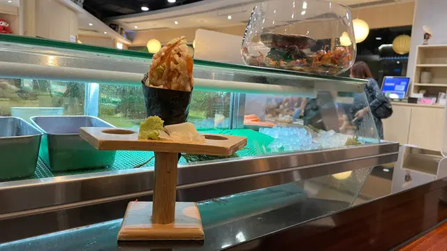軟殼蟹，牛油果手卷