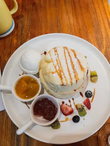 7 鲜杂果厚Pancake 伴 玫瑰花酿酱及云尼拿雪糕