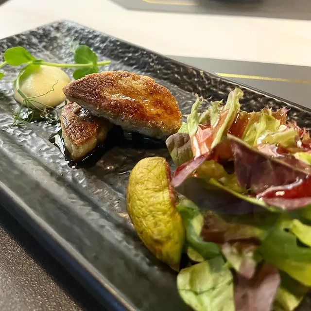 香煎鵝肝味道非常香濃，果然邪惡嘅食物就越好食🥹🥹不過鵝肝始終都係濃味同油膩嘅食物，配合埋沙律同蘋果蓉，就有助消油解膩！💓💓👍🏻