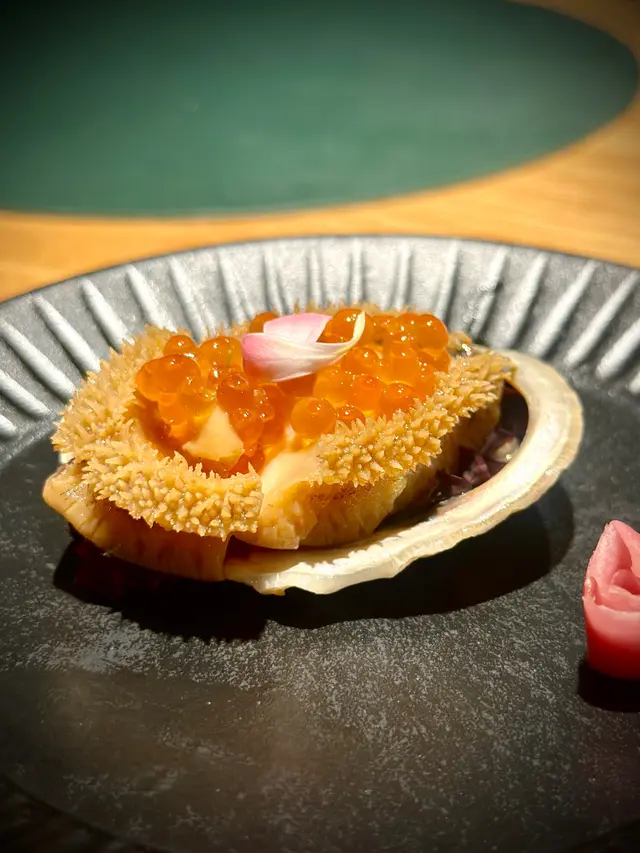 磯煮南非鮑魚伴醬油漬三文魚籽