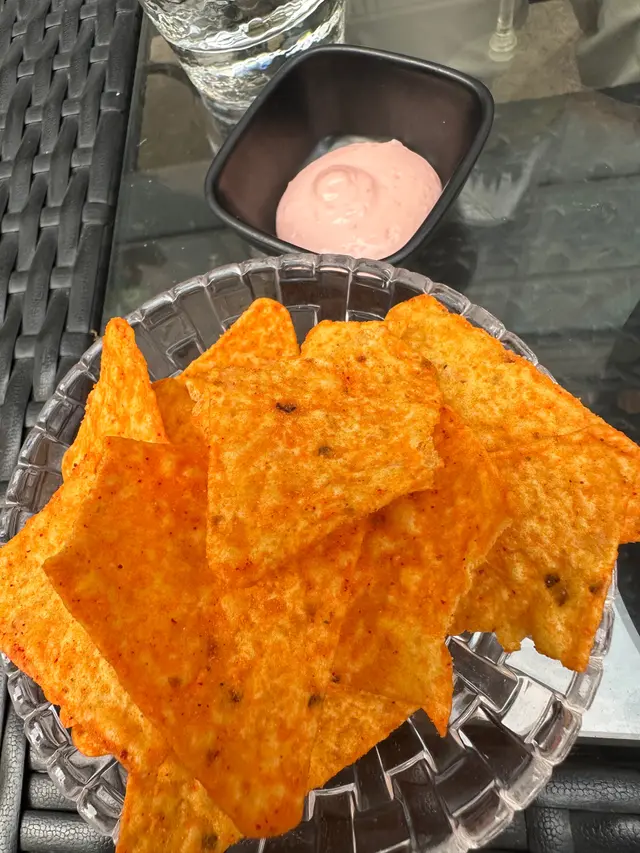 一坐低就會自動跟nachos, $45 一兜無限Refill,如果唔要嘅話要主動講