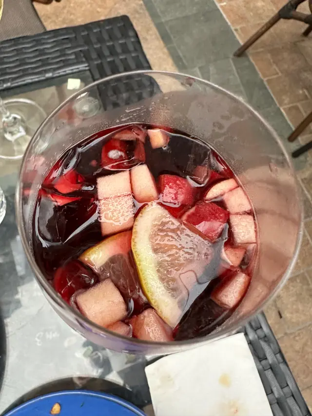 🖤Sangria 🍷($72)🖤 -飲第1啖就feel到伏,飲落完全唔係嗰回事,無左Sangria嘅水果味,好淡,紅酒味都無😩